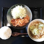 自家製麺 うどんAS - 焼肉定食(税込８５０円)は豚焼肉。かけうどんを１００円で、そしてライスを５０円で大盛にしてみた。