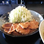 自家製麺 うどんAS - あまじょっぱく、にんにく臭たっぷりの豚焼肉は１２枚。