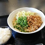 自家製麺 うどんAS - 昨日頂いた汁なし担々うどんはもし並盛なら税込５５０円。小さな追い飯は５０円。