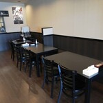 自家製麺 うどんAS - テーブル席。番号札を渡されてのセルフ方式。