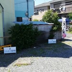 自家製麺 うどんAS - 前の道を渡った先に飛び飛びで５台分の駐車場。