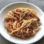 じゃこくじら - ◆ベーコンと玉葱のトマトソース(500円：税込）・・パスタは自家製生麺。 私の持ち運び方が悪く、ソースがこぼれてしまいましたのでトマトソースの色が薄くなりました。m(__)m