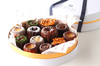 타치마치 카누레+ Ekie 히로시마점 - 선물 상자에 담긴 카눌레 세트입니다.