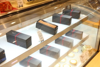 Tachimachi Cannele + Ekie Hiroshima Ten - 「卡普雷塞蛋糕」作為伴手禮非常受歡迎。