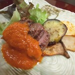 Takasago Saryou - 牛肉グリル やわらかい牛肉と野菜の素揚げをカレーのスパイスのような味のロメスコソースでいただきました 金沢カレーの最初の一口目のような感動