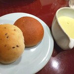 Takasago Saryou - グリーンアスパラのクリームスープと酒粕＆ごまパン アスパラの味はよくわかりませんでしたが美味しいスープでした パンがどちらもとっても美味しい！パンはその場でおかわり（1こ80円）できます