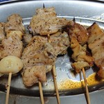 焼き鳥 味鳥 - 5/9　ニンニク×3　手羽先×3　皮×1　とんカルビ×3