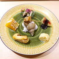 寿司 銀座 - 三貫いただいたところで「前菜」が登場。松茸・梅貝・しめじ・いちじく・柿・チーズ