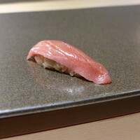 寿司 銀座 - 中トロ。しじみ汁が出たあと、高級ネタからスタート。シャリは魚沼産コシヒカリ