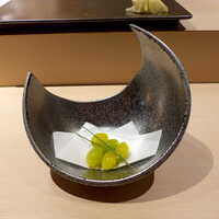 寿司 銀座 - 新銀杏。むっちり甘くて、塩加減良し。器が格好良い！