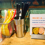 ラーメン フリーバーズ - 箸立てとレンゲ立て
