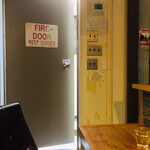 ラーメン フリーバーズ - 新型コロナウイルス対策
      裏口ドア開いてます。