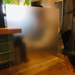 ラーメン フリーバーズ - 新型コロナウイルス対策
      仕切ボード右側