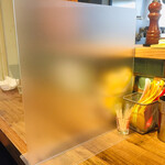 ラーメン フリーバーズ - 新型コロナウイルス対策
      仕切ボード左側