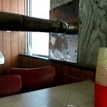 三浦食堂 - 目の前にはストーブの煙突も