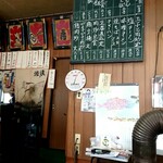 三浦食堂 - 本日の献立☆の下には無造作に置かれた割り箸
      ダルマストーブの上にはキッチンペーパー