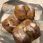 メゾン ドミニクドゥーセ - 料理写真:7種のフルーツとくるみが入ったカンパーニュ3つで500円♫