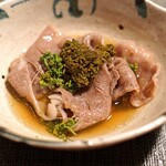 麻布 幸村 - 牛肉に花山椒と味付け花山椒を包んで