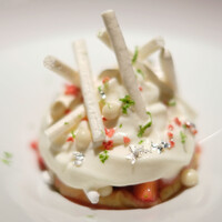 レストラン ラリューム - ランチコース 5000円 の苺とショコラブランのデュオ ライムの酸味で軽やかに仕上げて