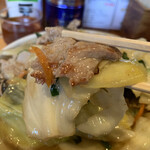 一発ラーメン はしご屋 - 味付け肉、キャベツ