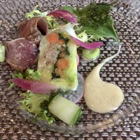 レストラン グリシーヌ・ヌフ - 前菜　カツオどけたら下に綺麗なテリーヌが