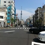 土手の伊勢屋 - 一番近い吉原大門の交差点から見たスカイツリー