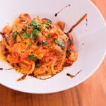 エッセンツァ・ディ・アロマフレスカ - 「太麺ナポリタン」ブカティーニ　ミモレットチーズとバルサミコ