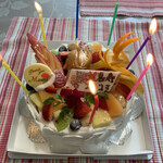 Honmoku cake-ya yoko - ㊗️喜寿&mothers day
あっさりめのチーズケーキに生クリームを覆い、フルーツを乗せたスペシャルケーキ。