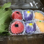 Fukumoto Shouten - 左から、柏餅、梅干し、花しょうぶ、びわ