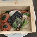 フォセッタ - 鮮魚のポワレ（鰆）煮詰めたバルサミコ、バジルペースト、トマトのロースト
