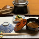 日の出 - 留椀
      蛤赤味噌仕立て　蛤　木の芽　
      
      香の物