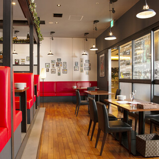 席間隔を拡げたお席のご案内を行っております。