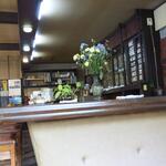 ロワイヤル - 横から見たカウンター席