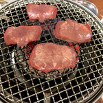 オカダ食品株式会社 - 厚切りタン (ステーキカット)焼き焼き風景