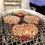 オカダ食品株式会社 - 厚切りタン (ステーキカット)焼き焼き風景