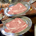 オカダ食品株式会社 - リブロース (ふた〇や風カット)と逞しい腕