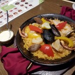 Madre ハーブとスパイス料理のワイン食堂 - 海の幸と山の幸のバレンシア風パエリア