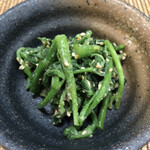 万年いなり亀広 - うどの胡麻和えと一緒に