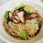 Hong Kee Wan Thun Mee - 極細だけどシコシコ弾力のある竹昇麺、しっとり柔らかく甘辛い叉焼に、豚ひき肉が詰まったプリプリのワンタンも3つ