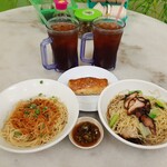 Hong Kee Wan Thun Mee - どちらの麺料理にもお店の名物ワンタン入り♪左が香港蝦粉撈面（小）RM7.50、右が叉焼雲呑面（小）RM6.20