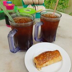 Hong Kee Wan Thun Mee - 蜜汁叉焼酥（はちみつ叉焼パイ）RM2.40、ひんやり冷たいチャイニーズティーIceは2杯でRM1.40