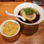 麺屋 六感堂 - 山椒ブラック＋オムライス風炊き込みご飯