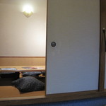はな膳 - 座敷とテーブルがあります。