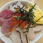 Hakata Yoshiuo - 私は自宅で丼に盛り付けて海鮮丼にしましたが丼一杯の刺身の乗った海鮮丼になりました。
                        
                        私が盛り付けしたからお店で食べたらもっと綺麗な盛り付けだと思います。