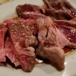 あさひ食堂 - 赤肉盛り(ハラミ/カシラ/ツラミ/切り落とし)(1800円)の一部