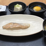 宮本むなし - 朝の和定食(焼サーモンと納豆)