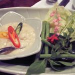 The Sukhothai Bangkok - Lon Tao Jiew Kub Goong　生姜＆レモングラス入りクリームシチューのような味のディップ。干しエビみたいな歯ごたえのあるものが混ざっている。