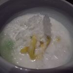 The Sukhothai - Tab Tim Krob　運んできたスタッフが客の目の前でココナッツミルクをかけるという演出あり