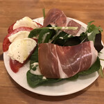 ア ビヤント  - カプレーゼ　ルッコラのサラダプロシュート乗せ