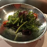 燕三条イタリアンBit - ルッコラとわさび菜のサラダ